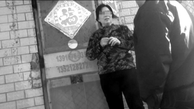 附近居民带记者前往一处平房，中年女子承认可出售液化气罐。京华时报记者周民摄