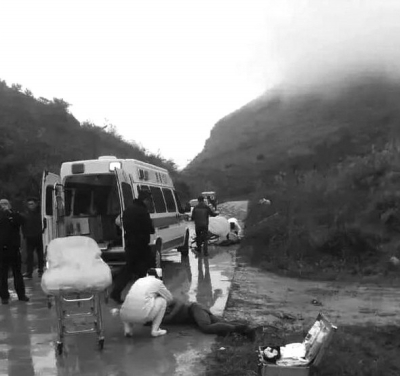 急救人员正在对被打者施救。微博图片