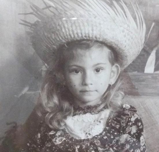 儿时的安德瑞莎看上去非常清秀