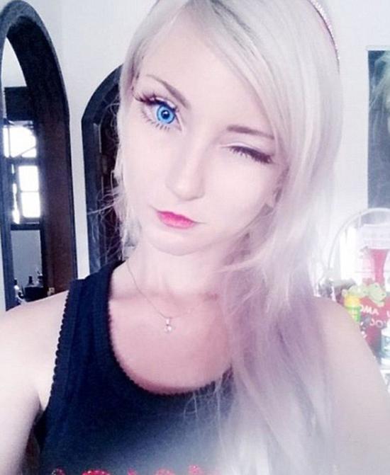 她在Youtube上开设美妆频道教网友化“艾尔莎妆”，赢得众多粉丝