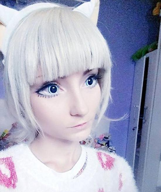 变色隐形眼镜让她的眼睛大得非常不真实。