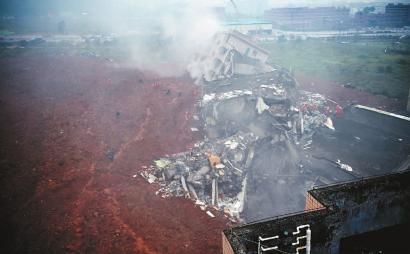 12月20日，消防官兵在事故现场救援 新华社记者 毛思倩 摄 