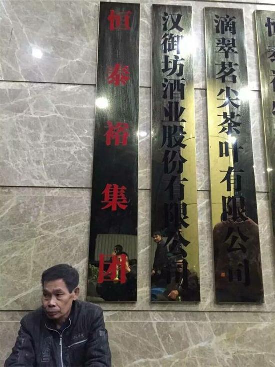 这名老汉，他的独生子没有出来，江西赣州人。