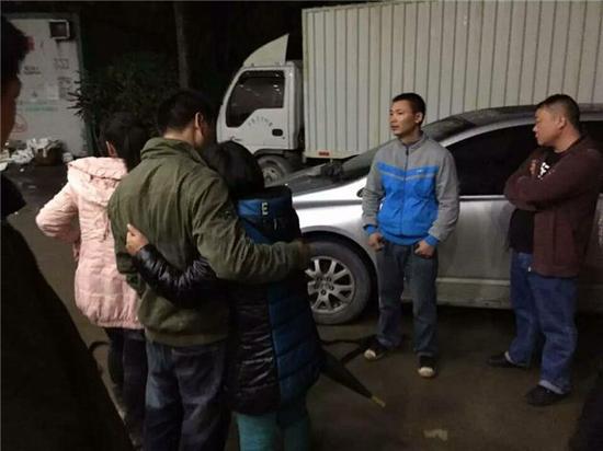 家属等待亲人消息