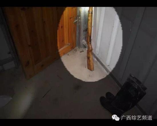 枪支被梁某顶在门板上