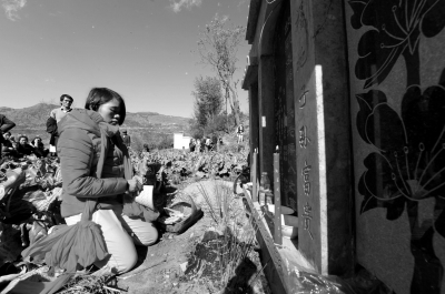 钱仁风来到母亲坟前。