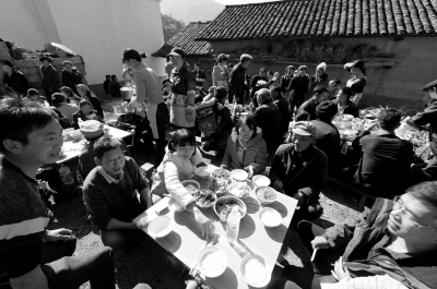 全村人为钱仁风回家接风。