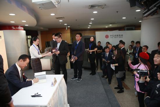 万达集团董事长王健林出席活动并为读者签名