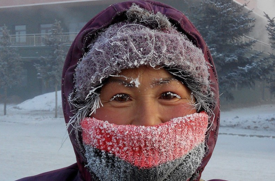 呼伦贝尔市图里河镇，低温使市民的脸上瞬间结满冰霜。当日图里河镇最低气温达-42℃. 