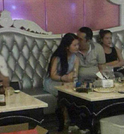 法官KTV亲吻陪酒女