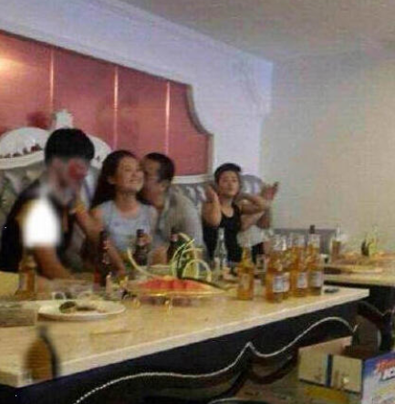 法官KTV亲吻陪酒女