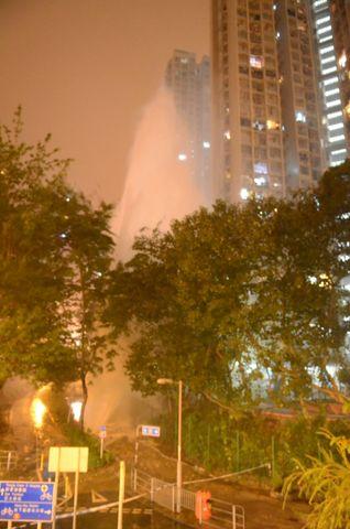 爆水管后水柱喷上高空。（香港《星岛日报》网站/蔡楚辉 摄）