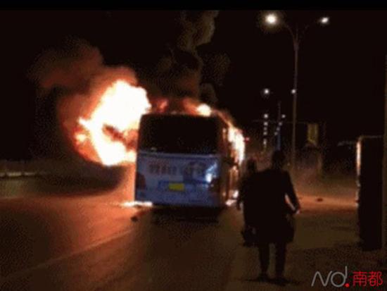 公交车起火场景和烧剩的车架子。网络图片