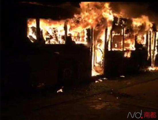 公交车起火场景和烧剩的车架子。网络图片