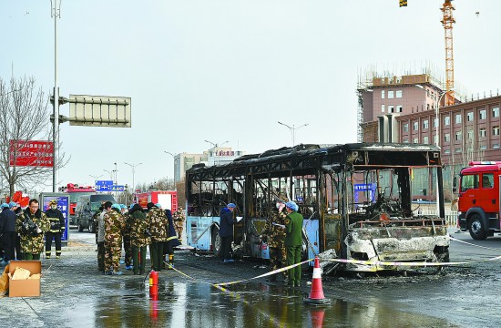 银川公交纵火案亲历者:逃跑时两次摔倒在火里
