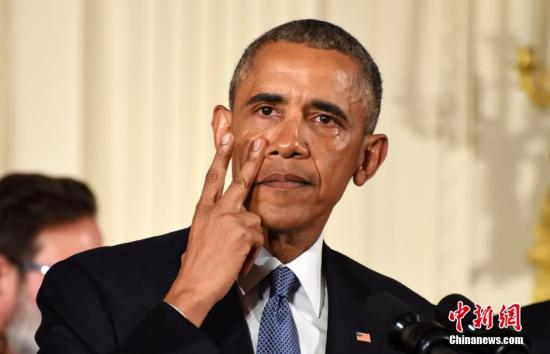 图为奥巴马擦拭眼泪。中新社记者 张蔚然 摄