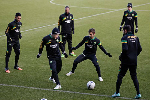 荷兰ADO海牙俱乐部老板王辉与球队一起训练。（图片来源：美国《纽约时报》）