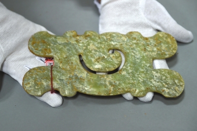 追回的文物“勾云形玉佩”。