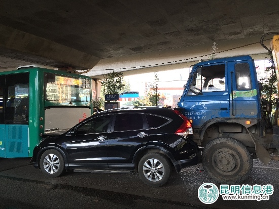 事故发生后，SUV受损严重