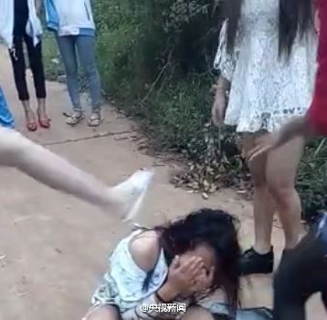 少女遭多人殴打、脚踹、扒衣服