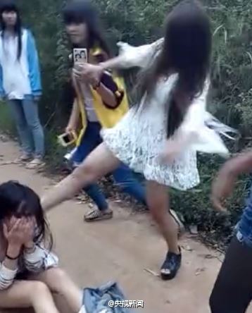 少女遭多人殴打、脚踹、扒衣服