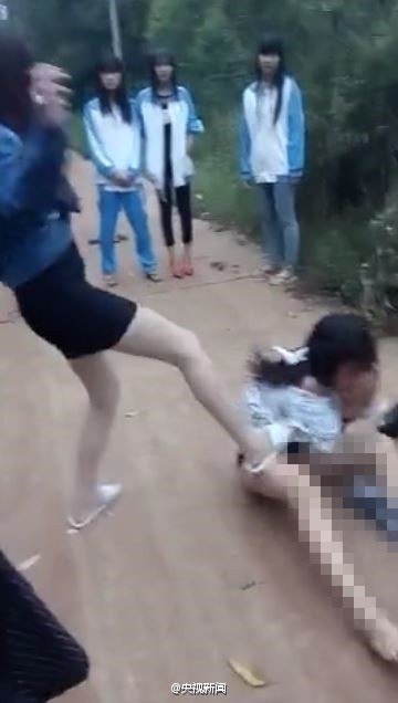 少女遭多人殴打、脚踹、扒衣服