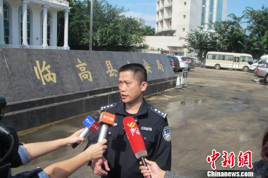 图为海南临高县公安局网警大队大队长谢慈军向媒体通报案件情况。 付美斌 摄