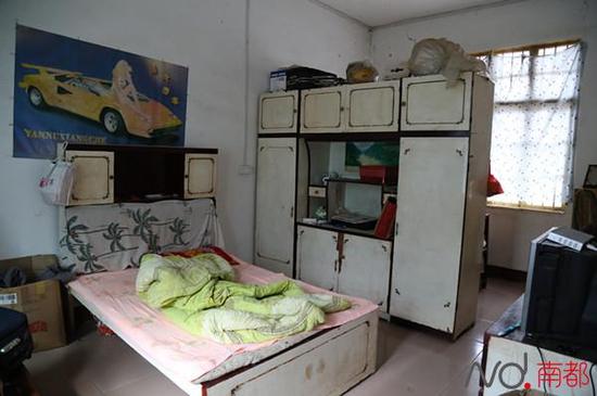 犯罪嫌疑人聂露勇的卧室。邻居说，回来几天，他只在家住了一晚。