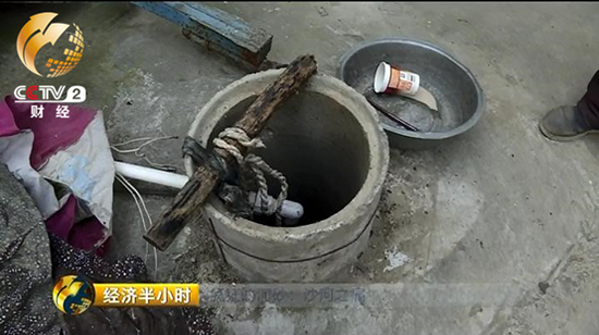 砂场采砂导致地下水位下降，张奶奶家的用了几十年的水井打不出水来