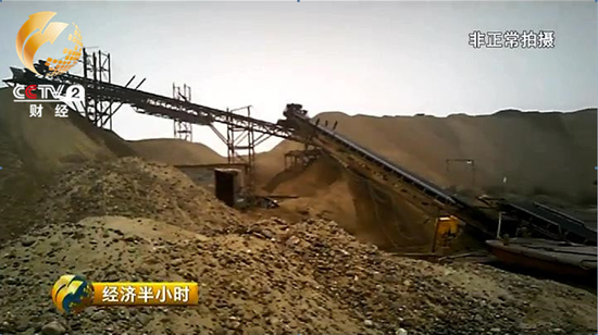 从河里采出的河砂都堆在这样的砂场里，沙堆一座连着一座