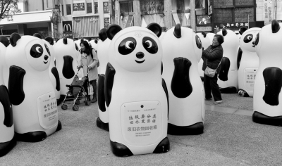 近日，大熊猫回收箱亮相一个公益环保活动现场。图/东方IC