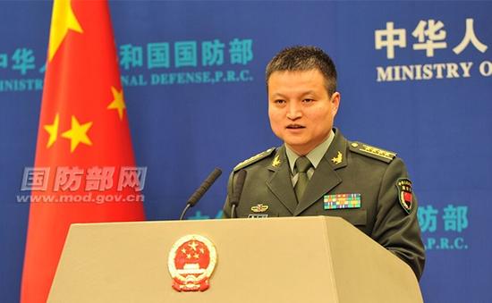 国防部新闻局局长、国防部新闻发言人杨宇军大校答记者问。中国军网记者李爱明摄