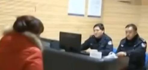 民警依法将女子行政拘留