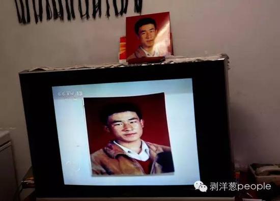 中央电视台《焦点访谈》播放关于“呼格案”的报道，画面中的照片与电视机上的照片刚好一样。记者郭铁流摄