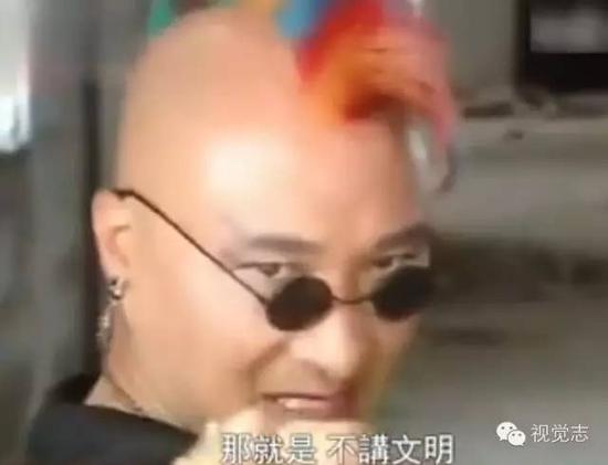 陈佩斯在《九六摇滚指南》中的造型