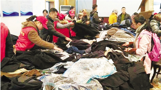 寒潮来的那几天，志愿者们在室内进行义卖。