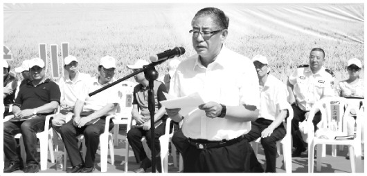 内蒙古自治区司法厅厅长周黎明在自治区普法志愿者成立大会暨送法下乡活动上讲话。