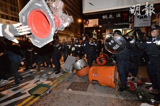 香港小贩摆卖事件引骚乱44名警察受伤图