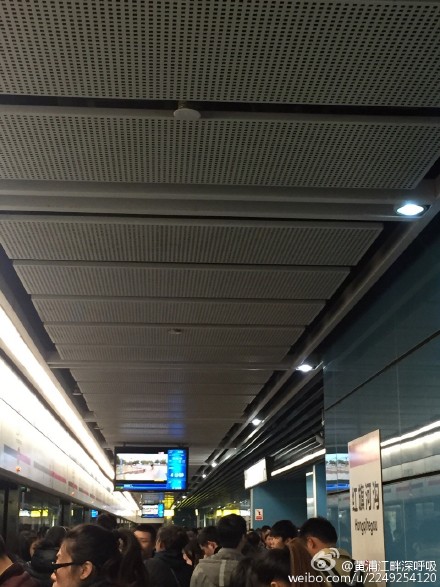 红旗河沟站候车的人越来越多.图片来源:微博