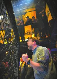 一位老外正大声地为喜欢的选手鼓劲加油。受访者供图