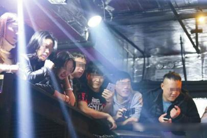 选手在方圆不过10平米左右的“斗兽笼”中激战。