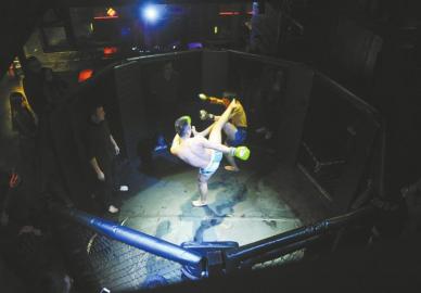 在成都科华路附近一个半地下的格斗场，两位选手正在贴身肉搏。