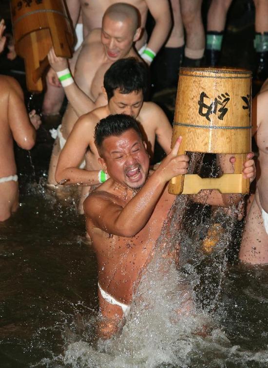 图为参加祭祀活动的男子们用河水正在清洗身体。（网站截图）