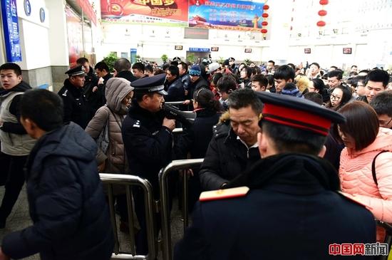 阜新站派出所民警组织旅客安全进站乘车。胡永强 摄