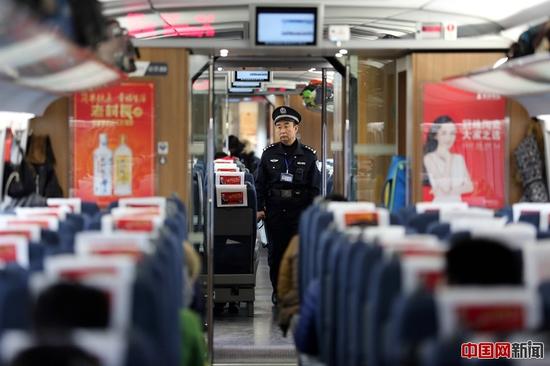 徐州铁路乘警在列车上巡查。