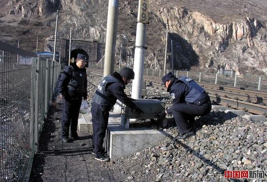 大同铁路公安处民警检查线路设备。