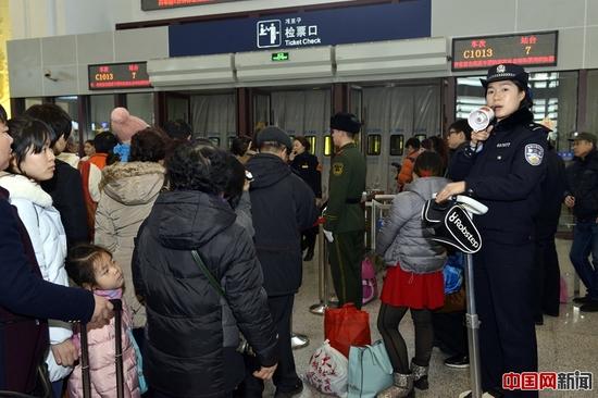 延边铁路公安处民警在候车室引导旅客。苑锡珍 摄