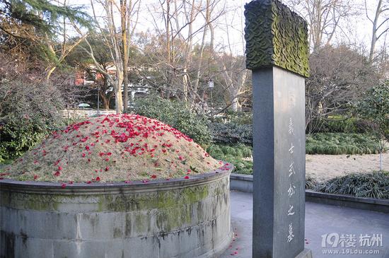 情人节刚过，杭州西湖边武松墓坟头被撒满玫瑰花瓣。资料图