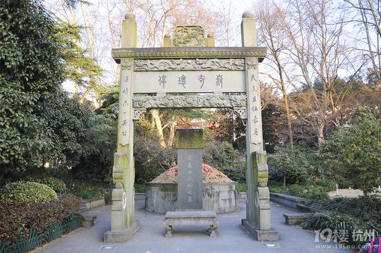 情人节刚过，杭州西湖边武松墓坟头被撒满玫瑰花瓣。资料图