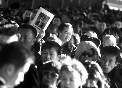 昨天上午，各界人士来到八宝山革命公墓，送别心目中的人民艺术家。